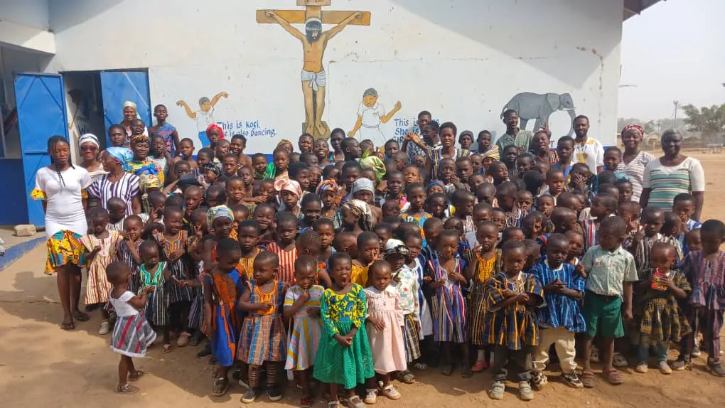 Students and staff at James Browne Memorial School
